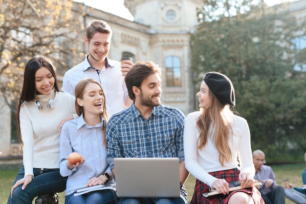 Le persone sono sedute nel cortile dell&#39;università.