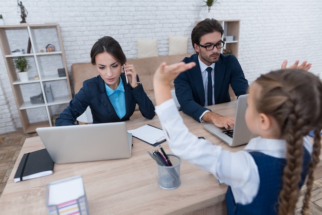 Le persone sono uomini d&#39;affari, siedono dietro i computer portatili.