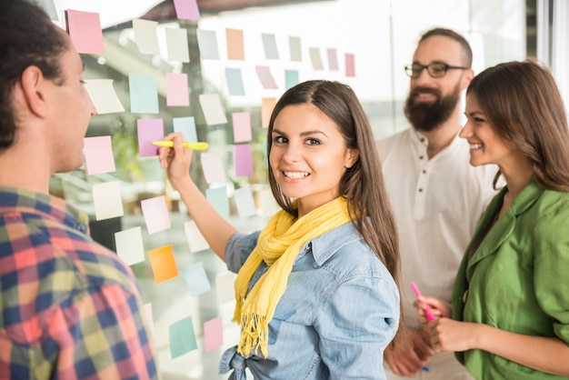 Le persone stanno lavorando a un nuovo progetto.