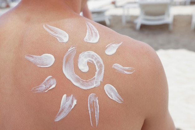 Le persone sulla schiena con l'immagine della protezione solare del sole proteggono la pelle dai danni