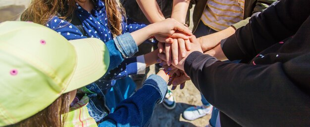 Le persone uniscono le mani Messa a fuoco selettiva