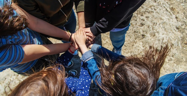 Le persone uniscono le mani Messa a fuoco selettiva