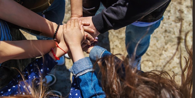 Le persone uniscono le mani Messa a fuoco selettiva