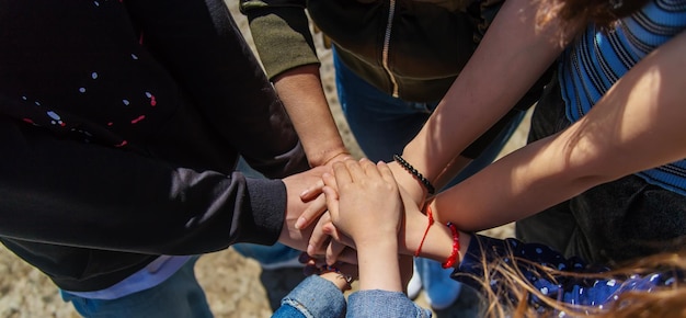 Le persone uniscono le mani Messa a fuoco selettiva