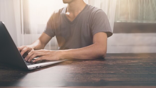 Le persone usano computer portatili, lavorano, giocano, comunicano, guardano l'intrattenimento.