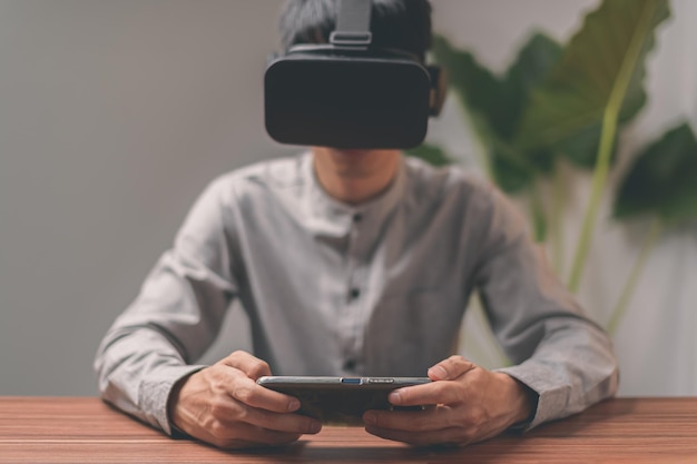 Le persone utilizzano gli smartphone per comunicare lavoro, giochi, guardare film tramite occhiali VR