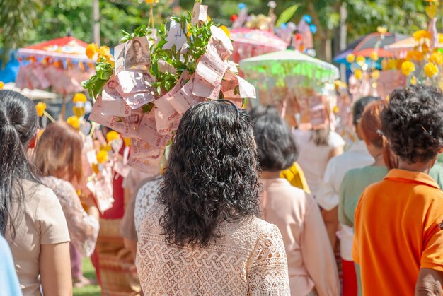 Le persone vestite con i costumi nazionali escono per partecipare al festival di Kathin