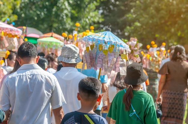 Le persone vestite con i costumi nazionali escono per partecipare al festival di Kathin