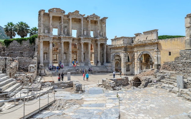 Le persone visitano la Biblioteca di Celso (Biblioteca di Celcius) nell'antica città di Efeso. Efeso è un sito storico populer in Turchia.