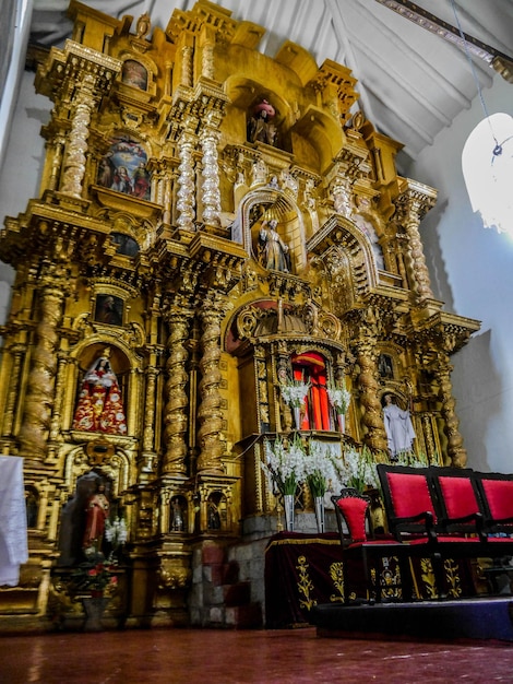 le piattaforme giganti di Yucay nella Valle Sacra degli Incas Cusco Turista in un villaggio i