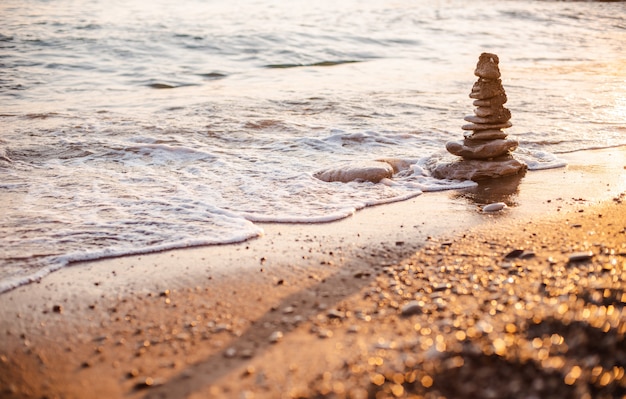 Le pietre della piramide sulla spiaggia simboleggiano il concetto di Zen