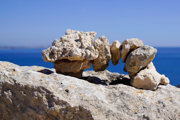 Le pietre della stazione termale equilibrano il ponte della roccia sulla spiaggia