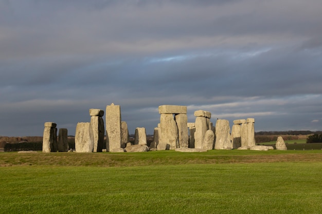 Le pietre di Stonehenge sono un famoso punto di riferimento e una natura meravigliosa nel Wiltshire, in Inghilterra