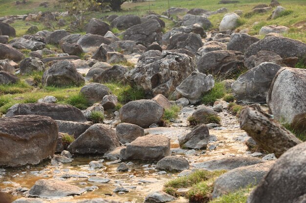 Le pietre nelle sorgenti termali sono colorate.