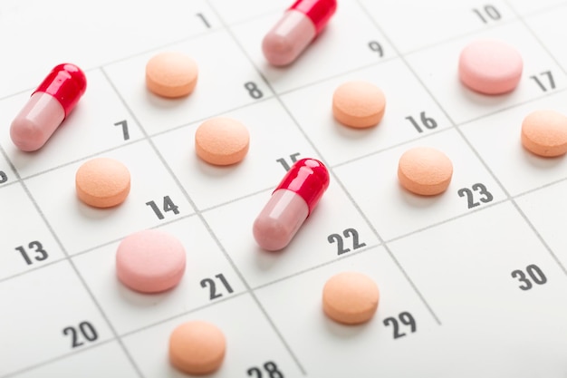 Le pillole sono di colore diverso sul calendario Pianifica i farmaci Concentrati su una pillola verde chiaro