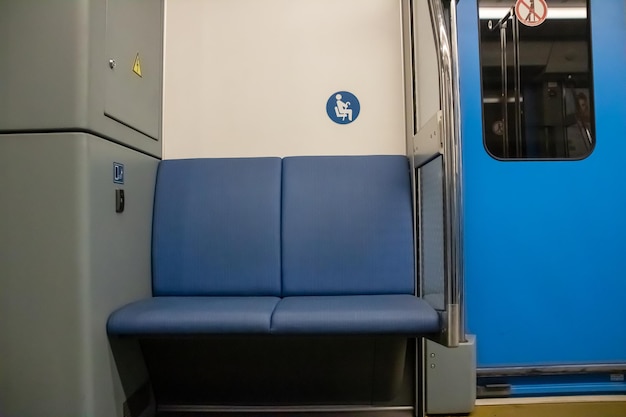 Le porte del vagone della metropolitana sono blu