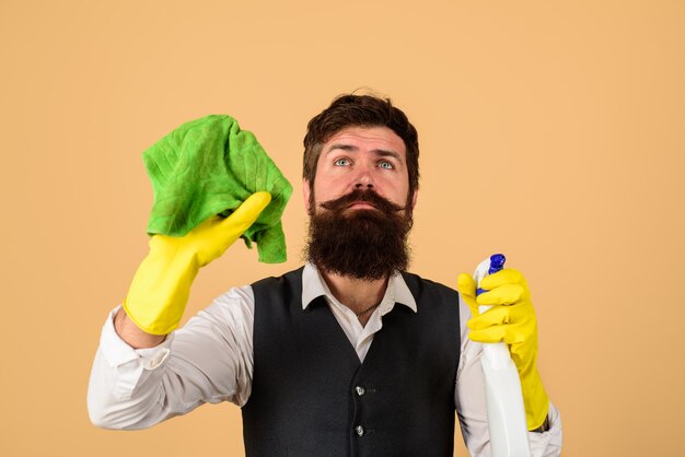 Le pulizie domestiche e la gente concetto uomo in guanti di gomma con straccio e uomo spray da