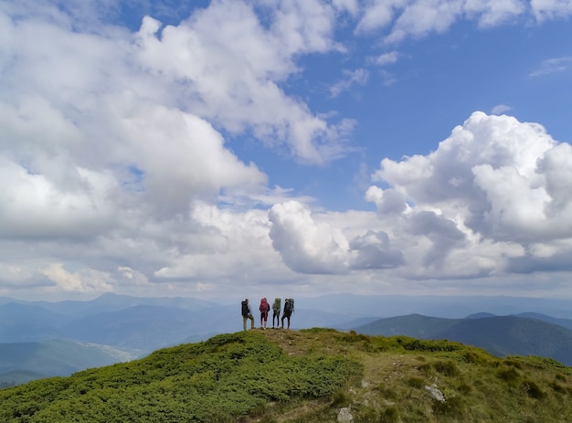 Le quattro persone attive in piedi sulla pittoresca montagna