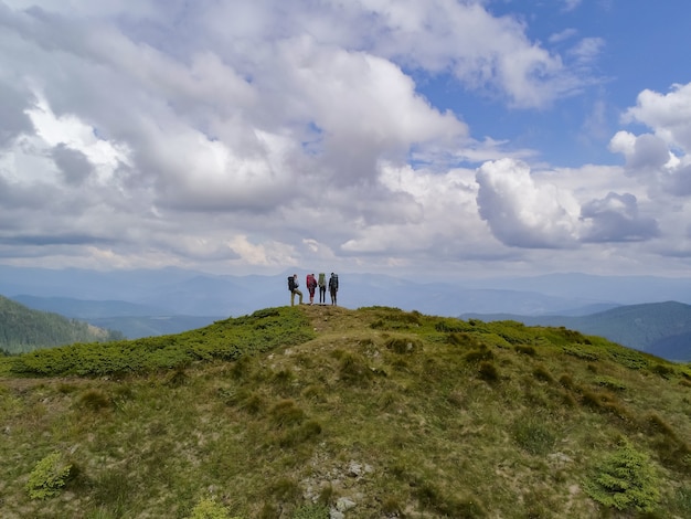 Le quattro persone in piedi sulla pittoresca montagna