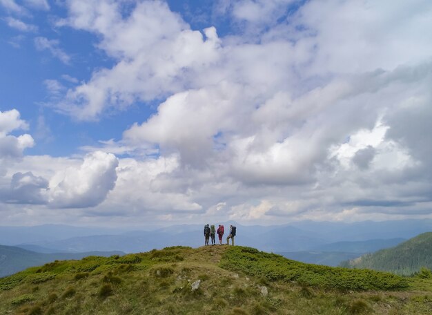 Le quattro persone in piedi sulla pittoresca montagna