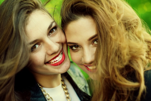 Le ragazze adolescenti, divertirsi all'aperto. Felice periodo estivo.