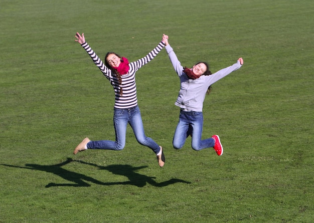 Le ragazze adolescenti saltano sullo stadio