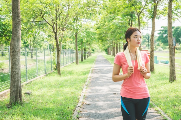 Le ragazze asiatiche fanno jogging per fare esercizio al mattino.