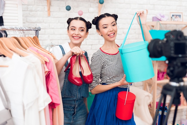 Le ragazze blogger presentano borse colorate e scarpe rosse.