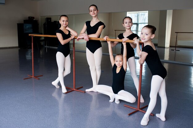 Le ragazze comunicano in classe alla scuola di danza.