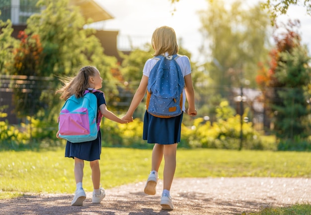 Le ragazze con lo zaino vanno a scuola