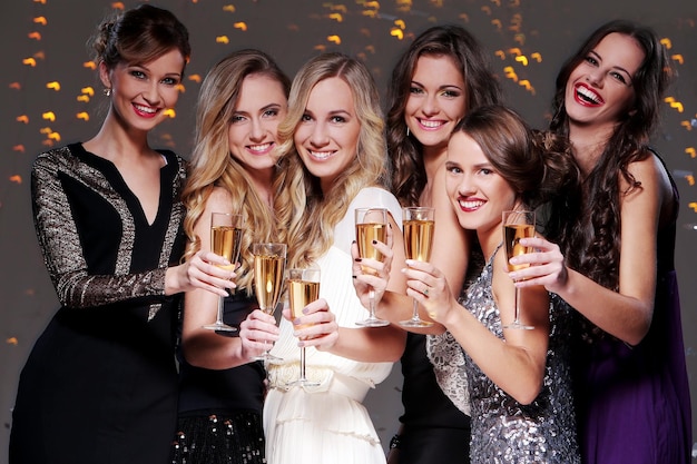 Le ragazze con un bicchiere di champagne incontrano il nuovo anno