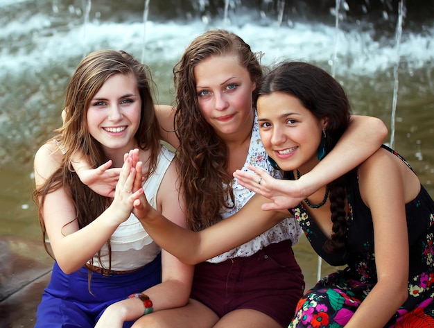 Le ragazze degli studenti si divertono fuori.