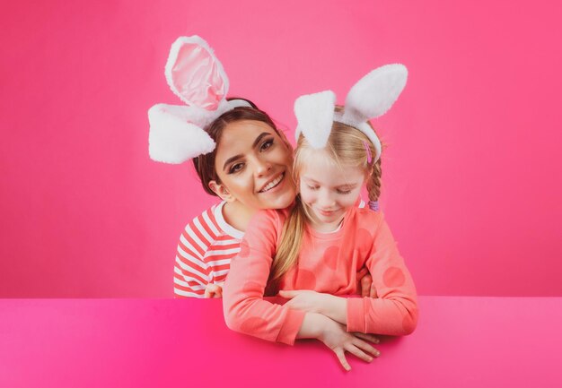 Le ragazze della sorella di Pasqua della famiglia con le orecchie del coniglietto cacciano l'infanzia felice isolata