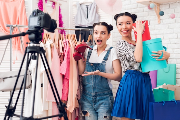 Le ragazze di Blogger presentano borse colorate e scarpe rosse.