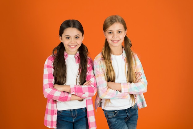 Le ragazze di solito lasciano crescere i capelli. Capelli sani e lucenti. Bambino carino con una lunga acconciatura adorabile. Bellezza naturale. Consigli per la cura dei capelli e trattamento professionale. Attributo femminile dei capelli lunghi.