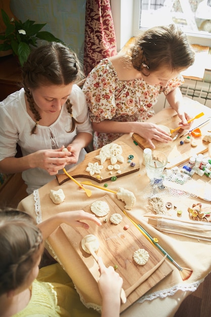 Le ragazze fanno l'impasto artigianale fatto a mano