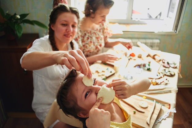 Le ragazze fanno l'impasto artigianale fatto a mano