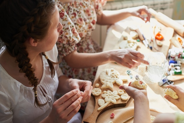 Le ragazze fanno l'impasto artigianale fatto a mano