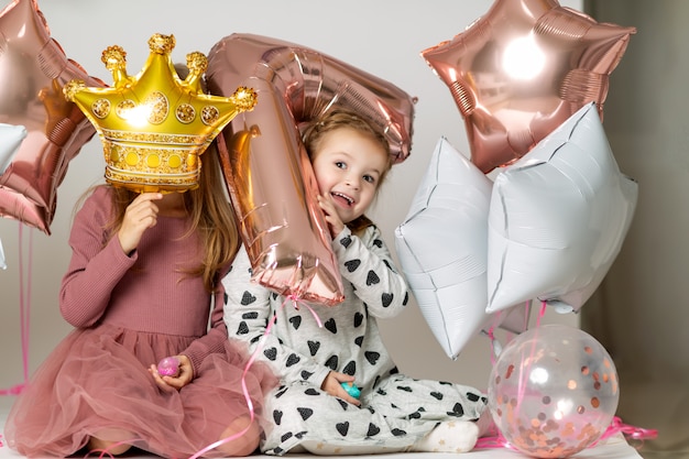 Le ragazze giocano con palloncini