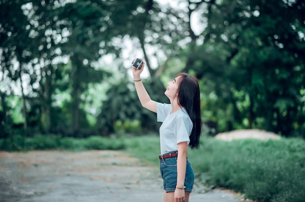 Le ragazze prendono una macchina fotografica turistica