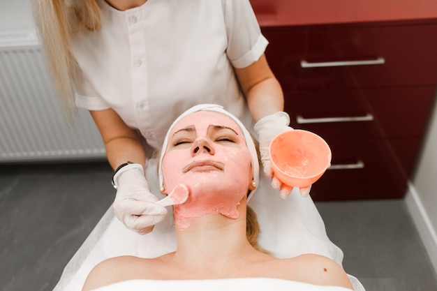 Le ragazze si trovano su una procedura di cosmetologia