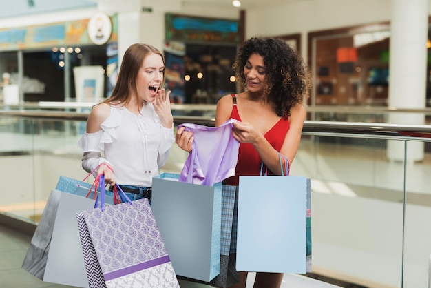 Le ragazze stanno acquistando al centro commerciale vendita Black Friday