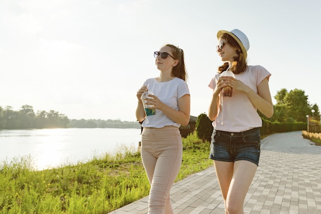 Le ragazze stanno camminando nel parco in natura.