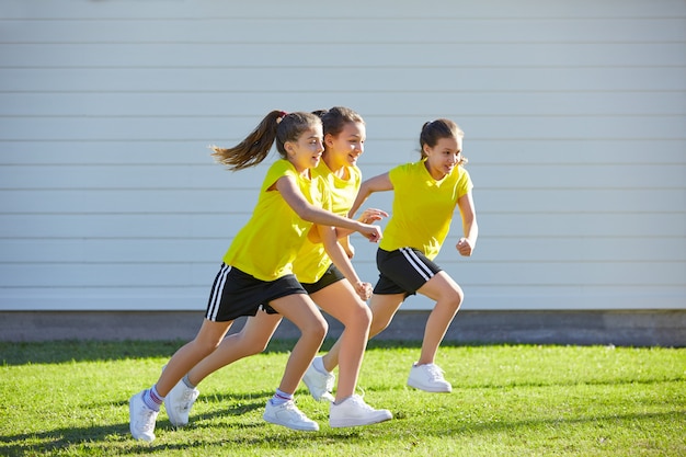 Le ragazze teenager raggruppano l&#39;allenamento corrente al parco