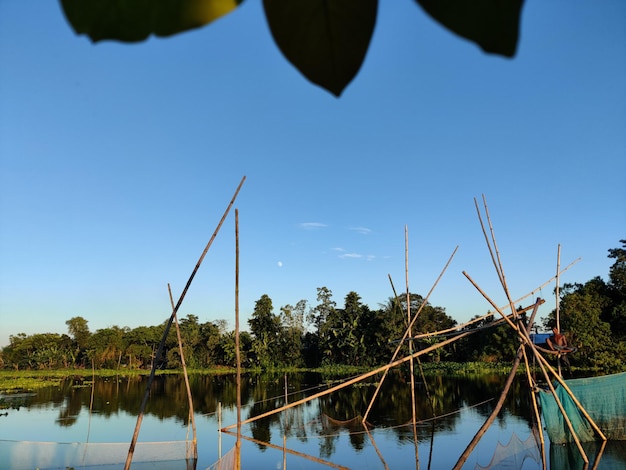 Le reti da pesca cinesi o cheena vala sono un tipo di rete fissa di sollevamento, situata a Fort Pabna.