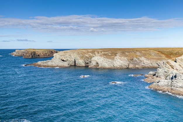 Le rocce e le scogliere nell'oceano della famosa isola di Belle Ile en Mer in Francia