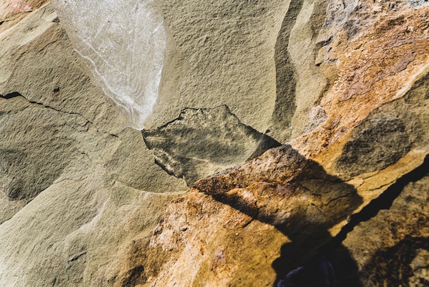 Le rocce sono formazioni rocciose colorate che sono state depositate nel corso di centinaia di anni Sfondo e texture Foto di alta qualità