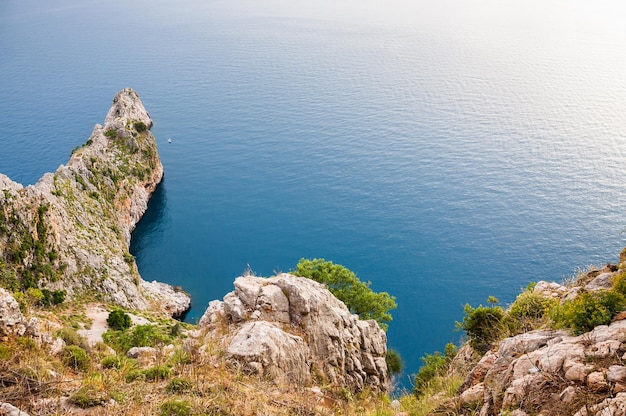 Le rocce sulla spiaggia del mare. Alanya, Turchia