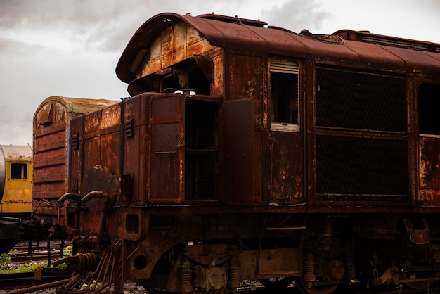 Le rovine arrugginite del vecchio treno sembrano spaventose