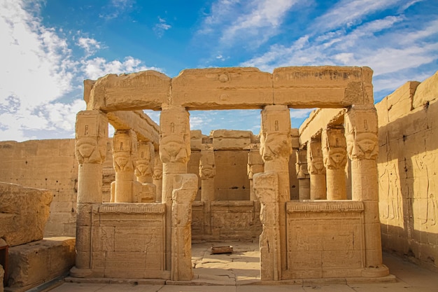 Le rovine del bellissimo tempio antico di Dendera o Tempio di Hathor Egitto Dendera un antico tempio egizio vicino alla città di Ken